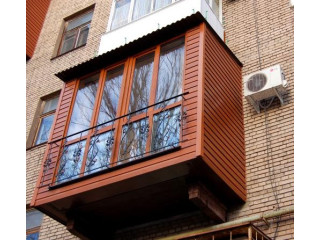 Коричневый балкон с перилом