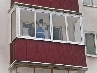 Красный балкон